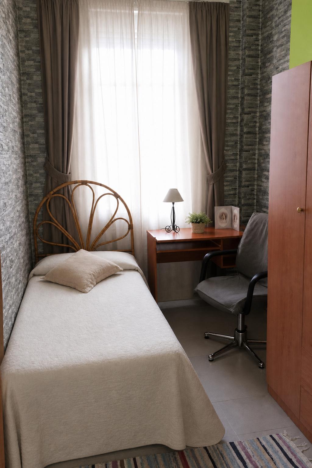 Amplio piso de 4 habitaciones y 2 baños en alquiler en Ferrol. ¡Tu oportunidad por solo 450€/mes en Calle Cataluña! - 2